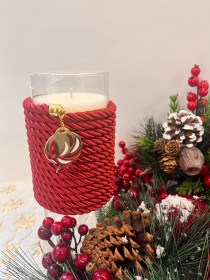 Χριστουγεννιάτικο βάζο με διακόσμηση κόκκινο κορδόνι και γούρι